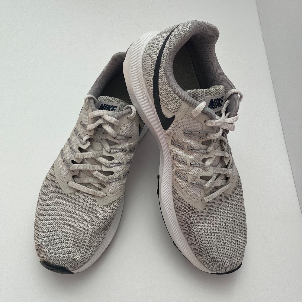 NIKE Run Swift Women's Athletic Sneakers | Size 11 | Gray